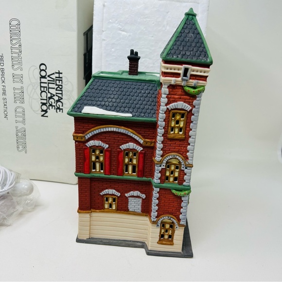 NEW DEPARTMENT 56 “RED BRICK FIRE STATION” CHRISTMAS IN THE CITY - Picture 8 of 15